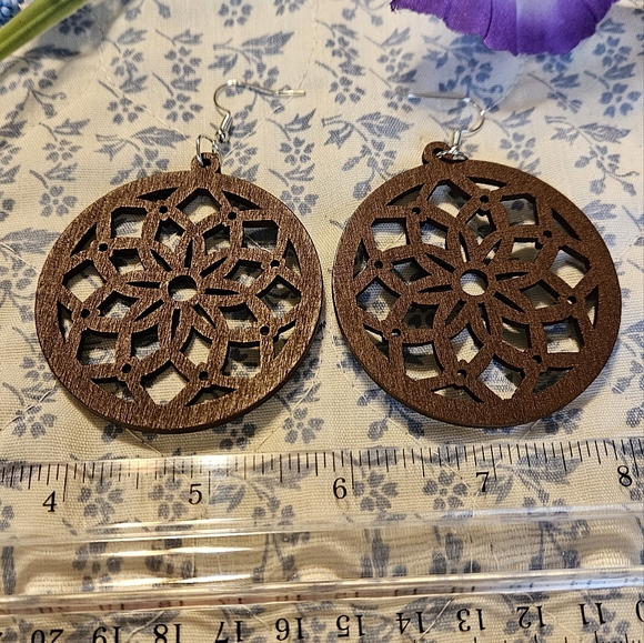 This listing is for a Beautiful pair of earrings. These earrings are great for a - Picture 12 of 13